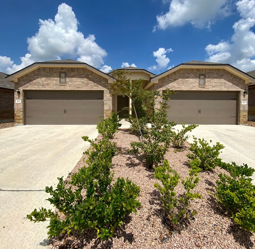 Primary Photo - 3/2 Duplex in New Braunfels, TX
