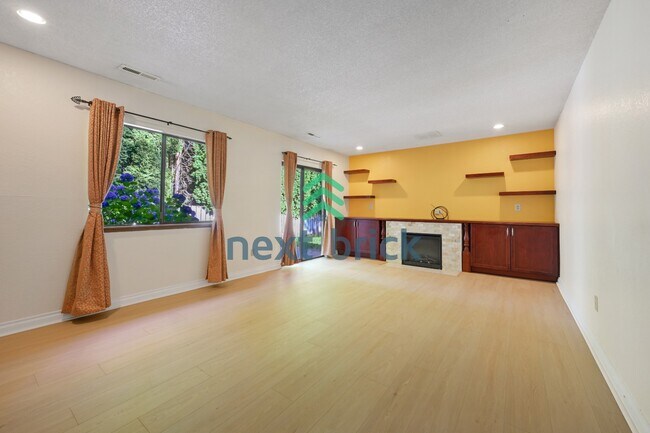 Foto del edificio - "Spacious 5-Bed Gem with 2.5 Baths in Prime Redmond Location!"