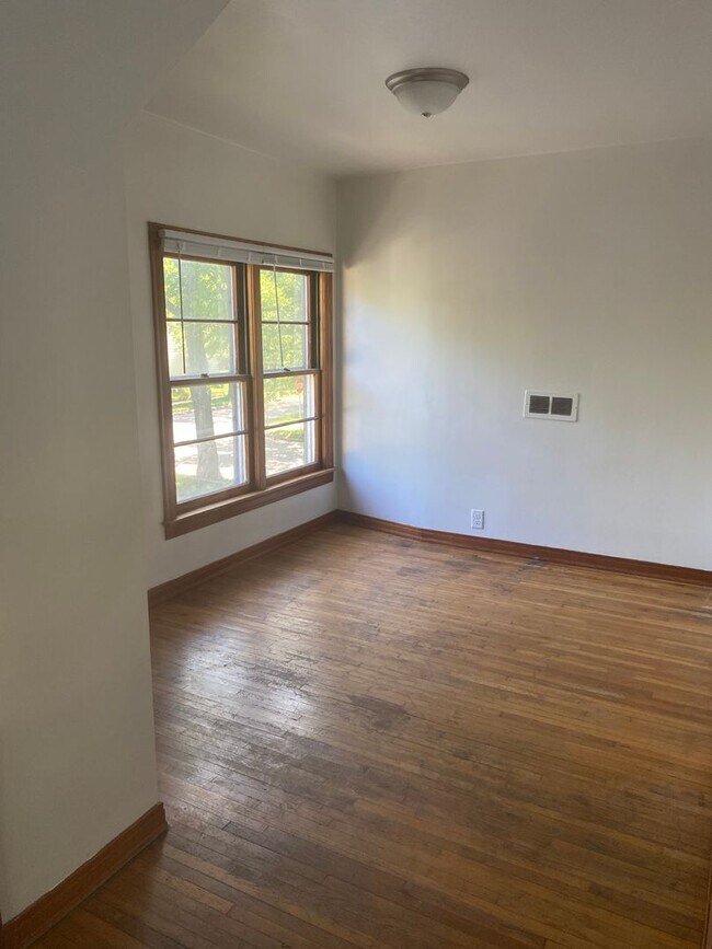 Building Photo - 3 Bedroom 1 1/2 Bath Single Family Home 54...