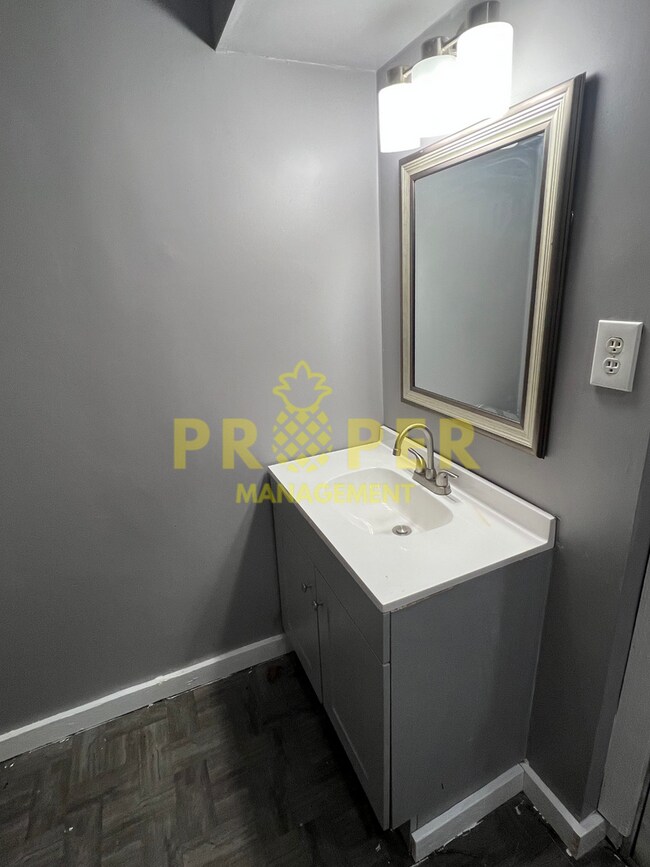 Building Photo - 2 bedrooms 1 bathroom house