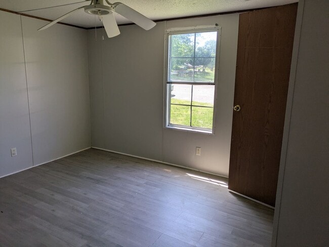 Building Photo - Springs Road Estates Unit#25
