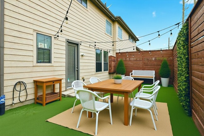 Building Photo - 3019 Royal Oaks Grove