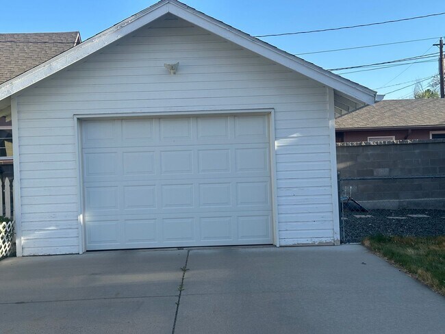 Foto del edificio - Three bedrooms, one bathroom, pet friendly, one car detached garage!