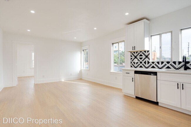 Building Photo - 2 br, 1 bath Apartment - 5734 & 5740 Fount...
