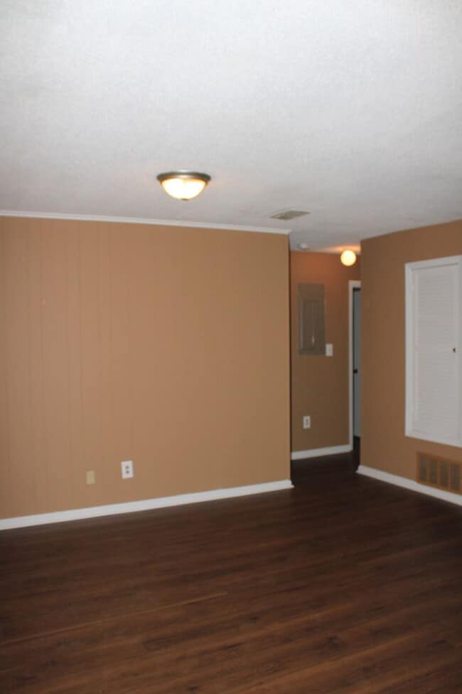 Building Photo - 2 Bedroom 1.5 Bath W/ Formal Living & Family Room