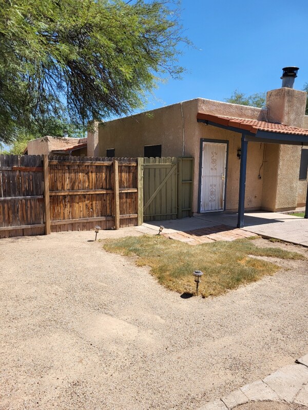 Foto principal - 2341 N Dodge Blvd
