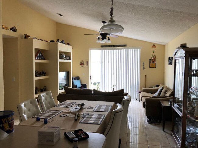 Foto del edificio - 2358 Lily Pad Ln