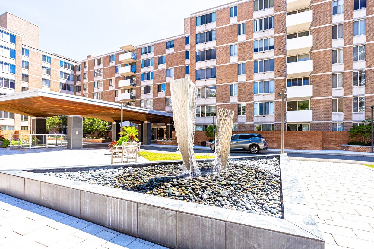 Foto principal - 2939 Van Ness St NW