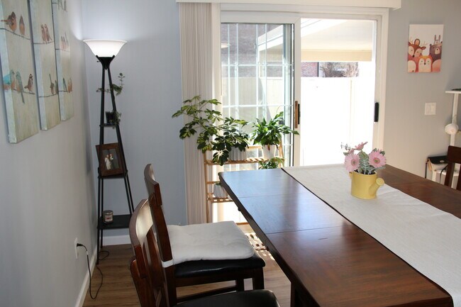 Sala de estar - 1664 Saint Albans Ct