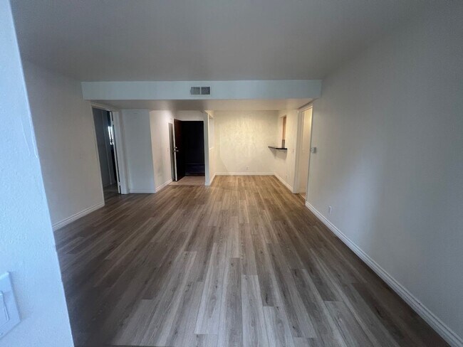 Foto del edificio - Spacious 2 Bedroom, 2 Bathroom, Canoga Par...
