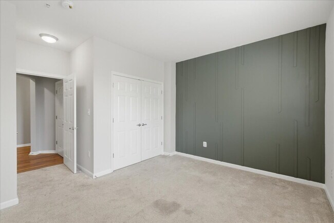 Building Photo - Elegant two bedroom and two bath Condo Living in the Heart of Potomac Falls
