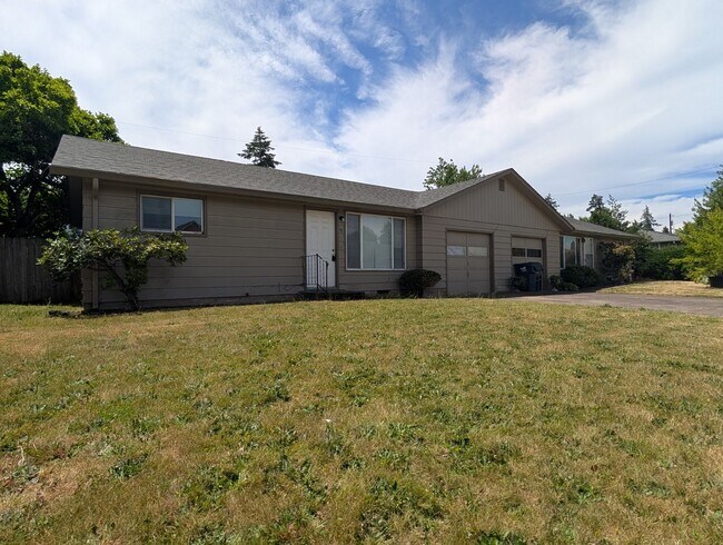 Foto del edificio - Nice 2 bed/1 bath duplex off River Road