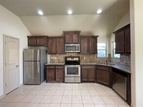 Building Photo - 16928 W Ivanhoe St