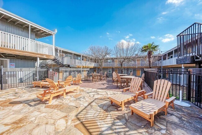 Foto del edificio - 2401 Manor Rd