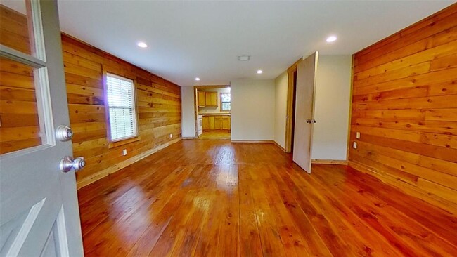 Building Photo - 305 Edgewood Dr