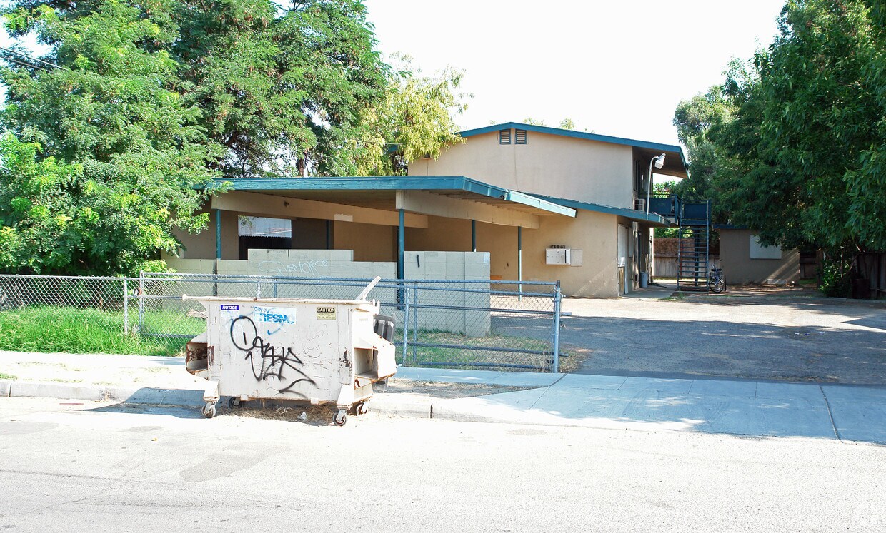 Primary Photo - 4561 E White Ave