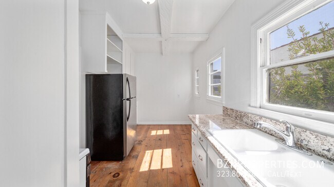 Building Photo - Charming Updated 1Bedroom 1Bathroom In Bev...