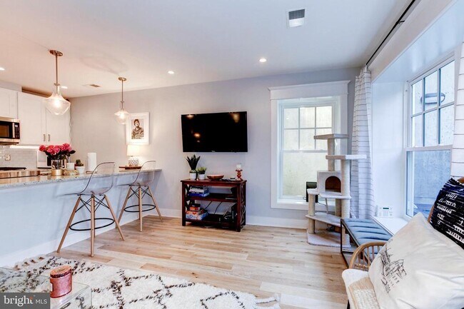 Foto del edificio - 2233 40th Pl NW
