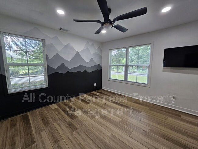 Building Photo - 2107 Pinehurst Dr
