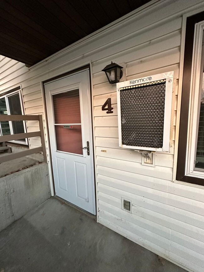 Building Photo - Centrally Located 2 Bedroom Lower Level Co...