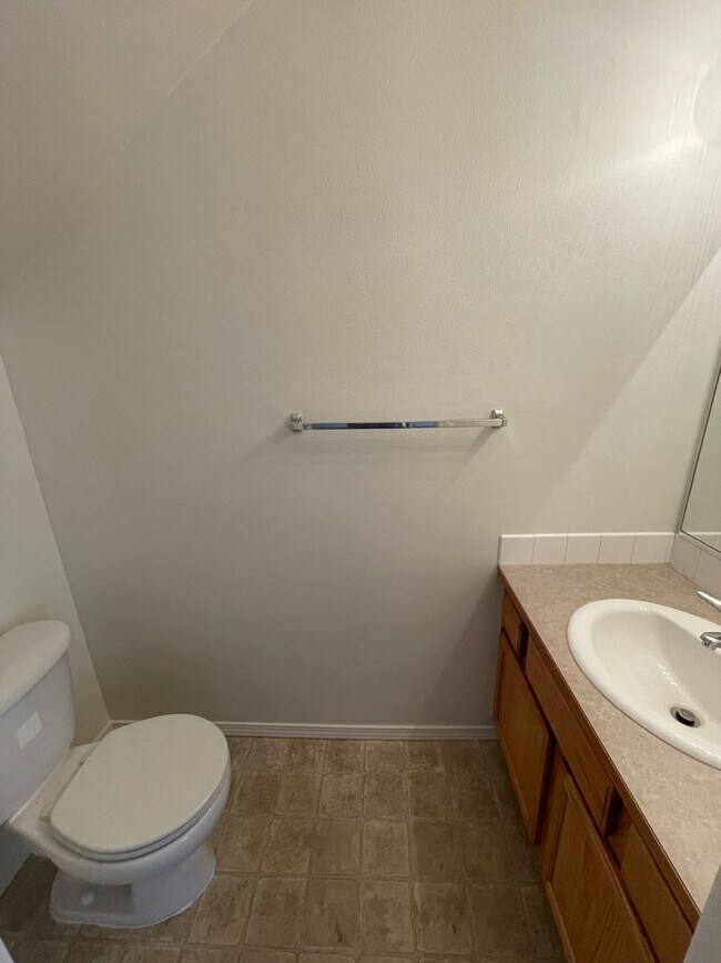 Foto del edificio - Darling 3 Bed, 1.5 Bath Triplex w/ Garage ...