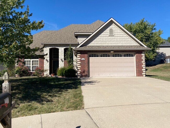 Building Photo - Beautiful & Spacious 4 Bedroom Home in the...
