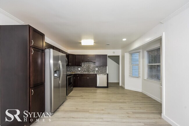Foto del edificio - Move in ready beautiful 5-bedroom, 3-bathr...