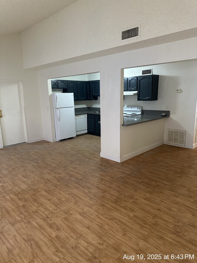 Foto del edificio - 5235 Golden Ln
