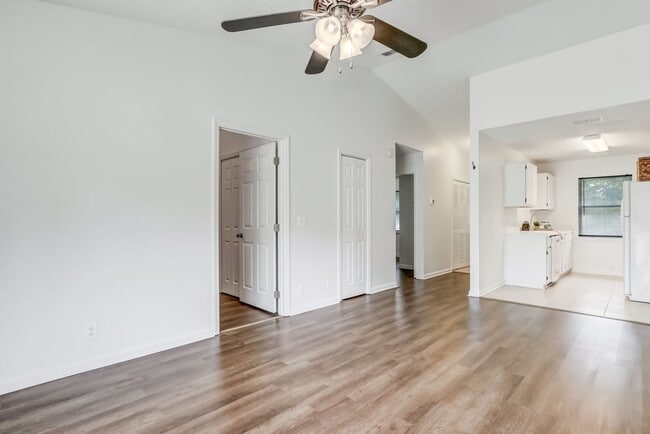 Building Photo - 175 E Lakemont Dr