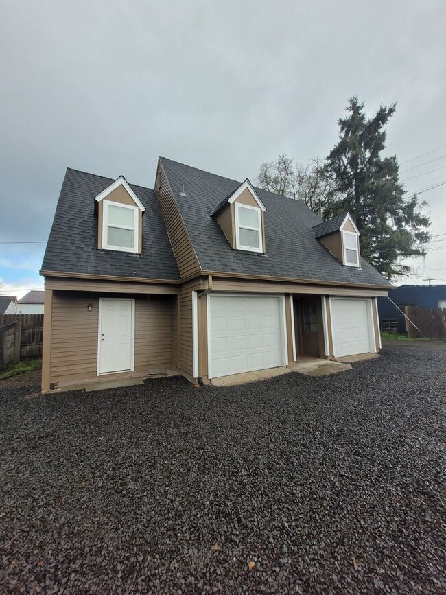 Building Photo - Newly Renovated 1 Bedroom Home with 2 Car ...