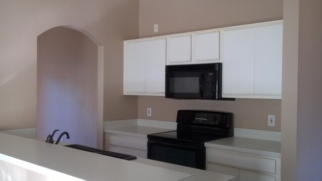 Building Photo - Large 3 Bedroom 2 Bath Pool Home is Clermo...