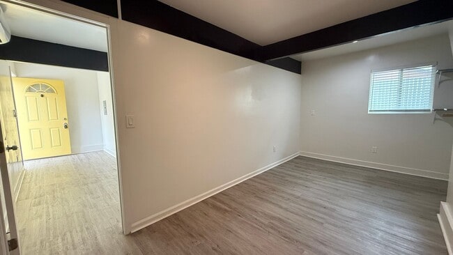 Building Photo - Private and quiet 1-bedroom --Move in ready!