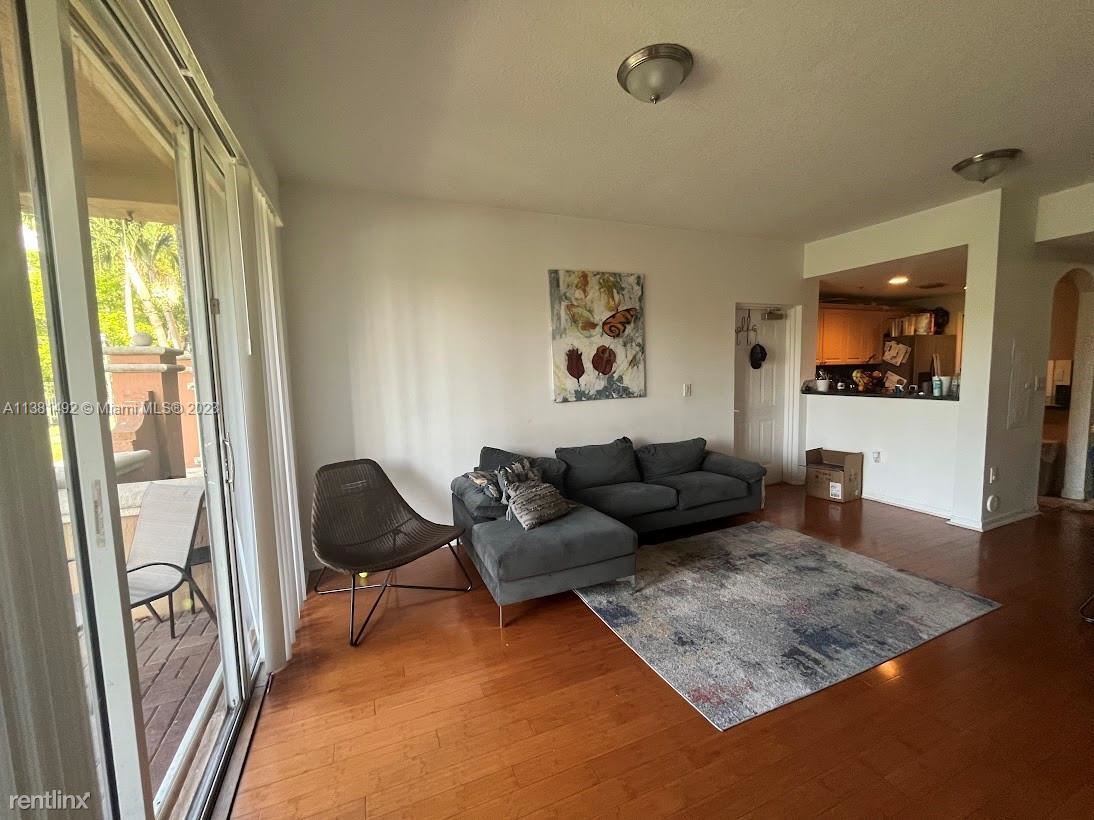 Foto principal - 2 br, 2 bath Townhome - 6700 NW 114th Ave ...