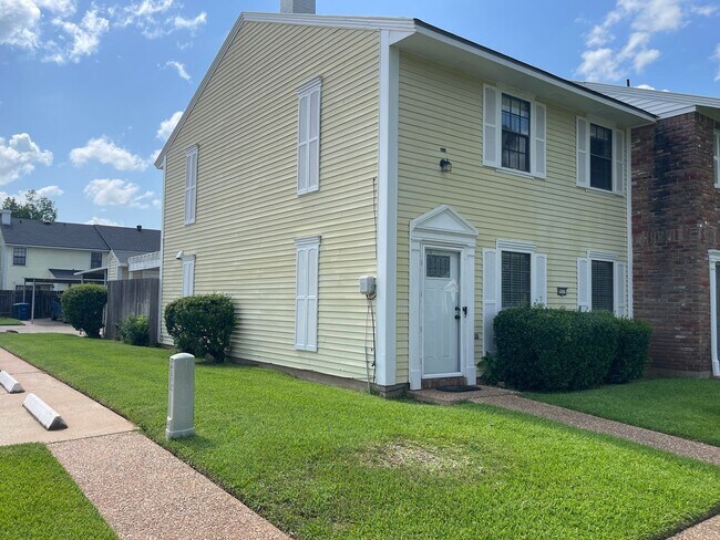 Foto del edificio - Townhome in Gated Community
