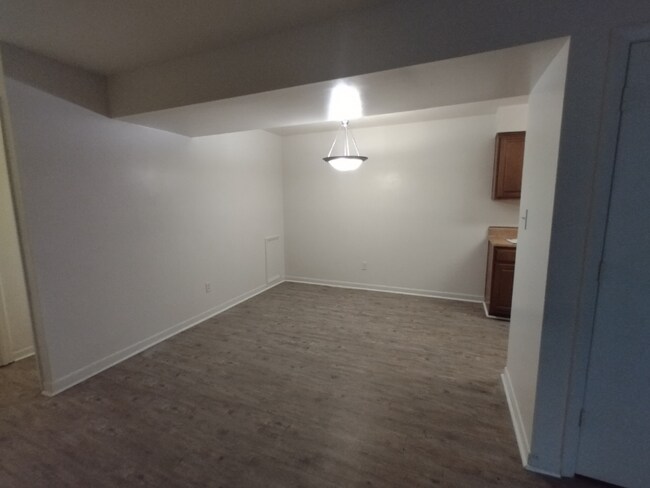 Building Photo - 600 Reusens Rd