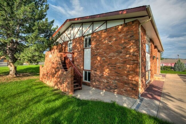 Building Photo - Spacious 2bd, 1ba Apartment