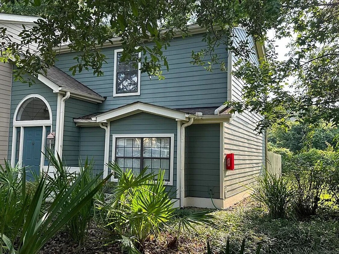Primary Photo - Available June 2025! End-Unit Townhome in ...