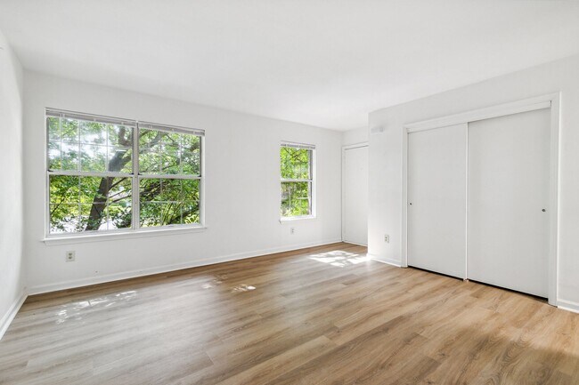 Foto del edificio - Easy Living- Easy Leasing- 2 Bedroom Apart...