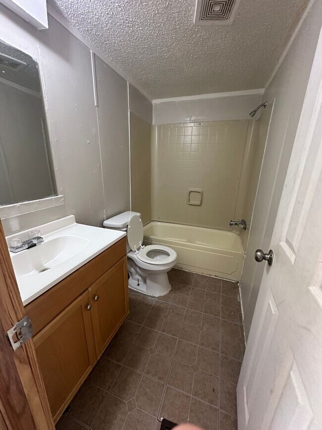 Building Photo - New Home Available! Rent this 3 Bedroom Ho...