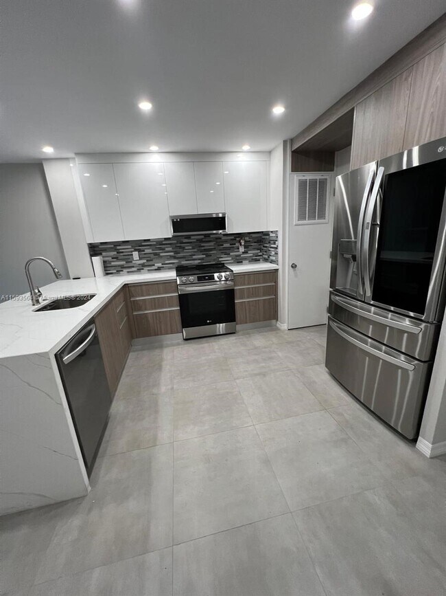 Foto del edificio - 2175 NE 56th St