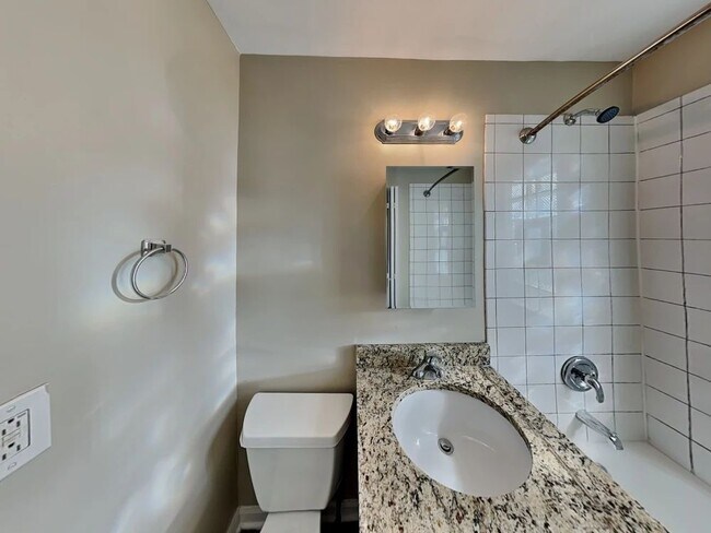 Foto del edificio - 915 W 59th St
