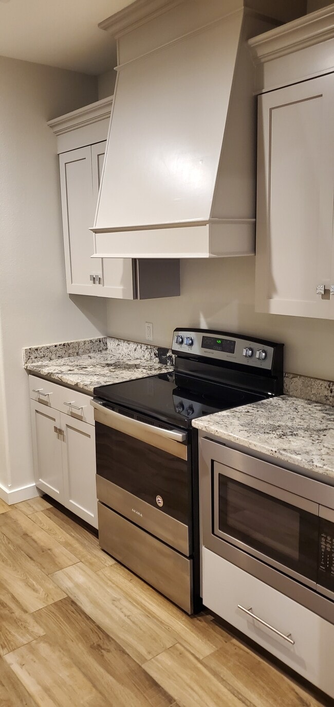 Building Photo - 617 E Center St