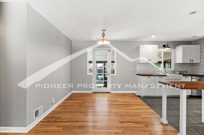 Building Photo - Charming Home with Central AC and Washer/D...