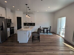 Building Photo - 806 E Desert Cactus Dr