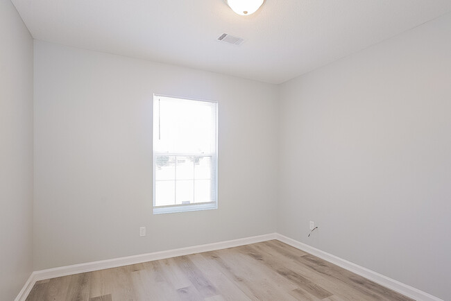 Building Photo - Modern 3 Bedroom Oasis