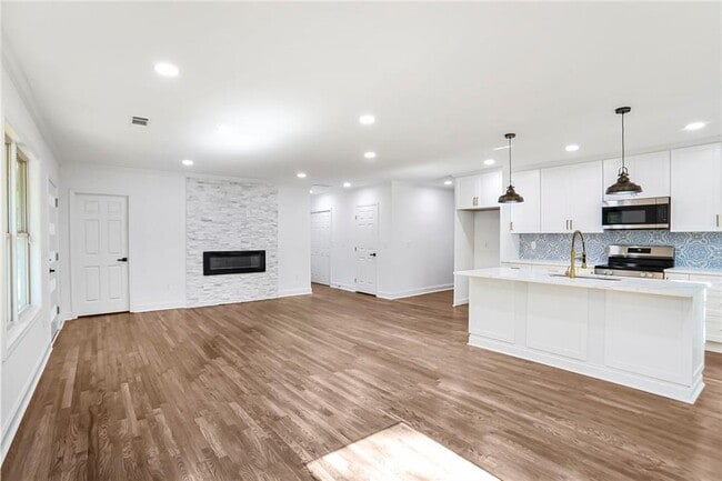 Building Photo - 1321 Avon Ave SW