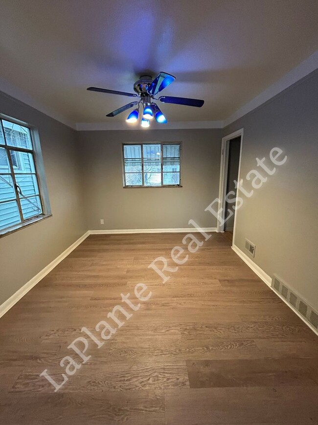 Foto del edificio - 1421 N Ravine Pkwy