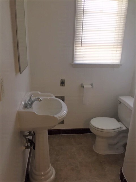 Building Photo - 446 N Oakhurst Dr