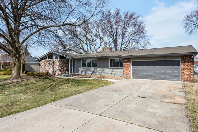 Foto del edificio - MCM Ranch : Modern 5BR Near Henry Ford & McLaren