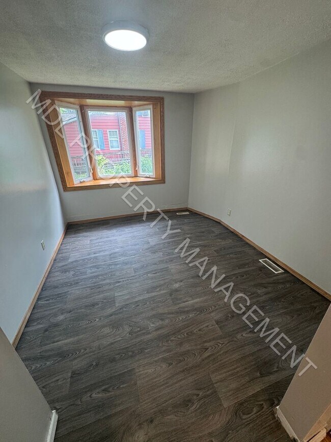 Foto del edificio - 2 bedroom 1 bathroom w/ additional living ...